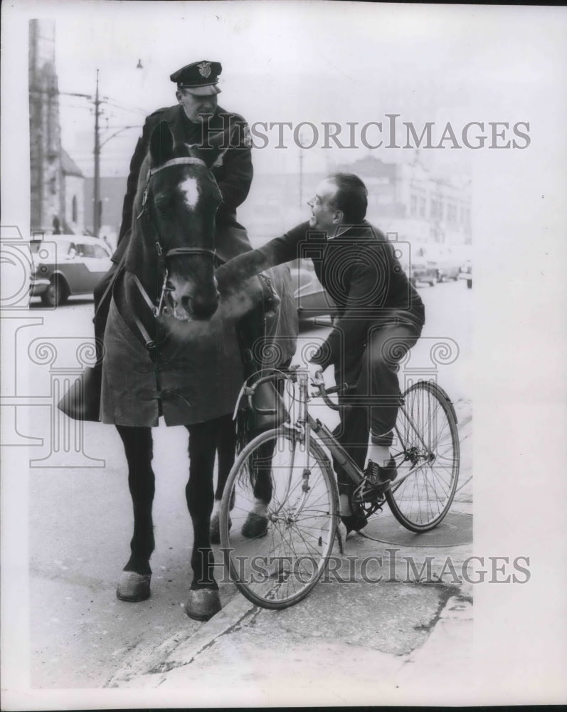 1957 Press Photo Race champion Pietvan Kempen, 58 talking to Patrolman Williams- Historic Images