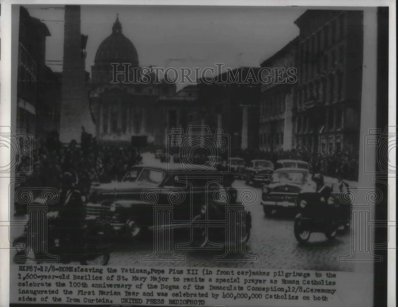 Load image into Gallery viewer, 1953 Press Photo Pope Pius XII leaving the Vatican for a pilgrimage
