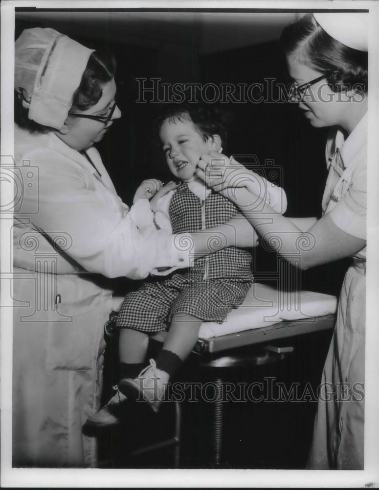 1954 Press Photo Nurses Ruth Gavan,Frances Kratochvil with boy Mike Daherty