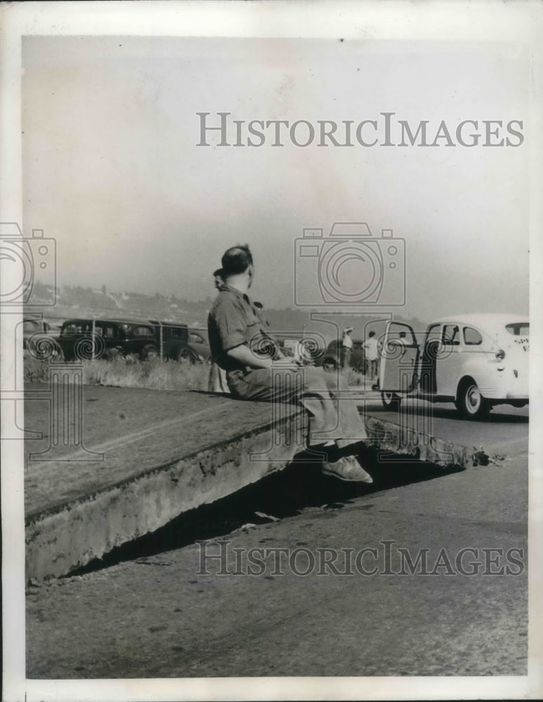 Load image into Gallery viewer, 1941 Press Photo Record Seattle heat buckles pavement near Boeing Aircraft Co
