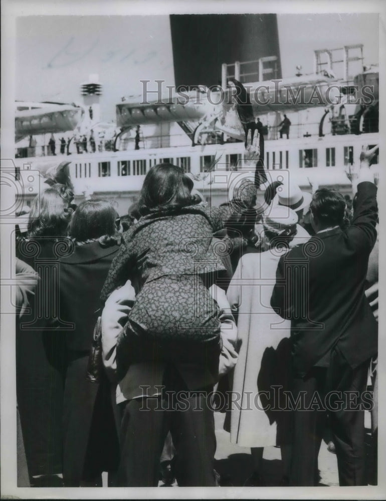 1958 Press Photo Riding high- Historic Images