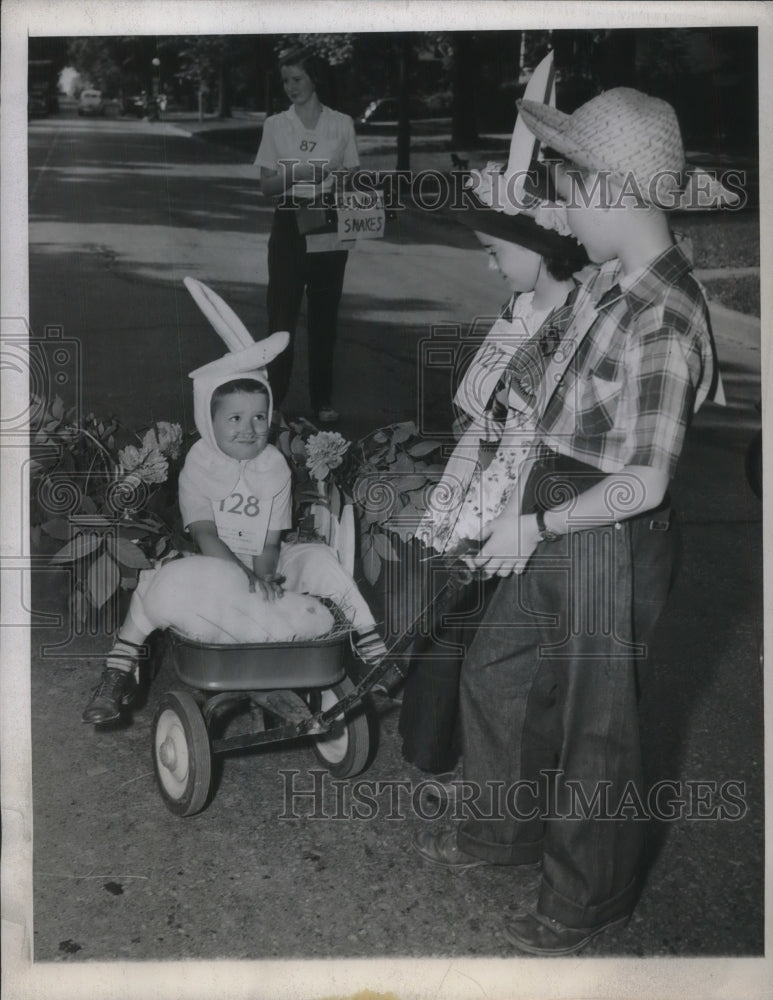1949 Press Photo Teddy Schaefer gives a rabbit a lesson.