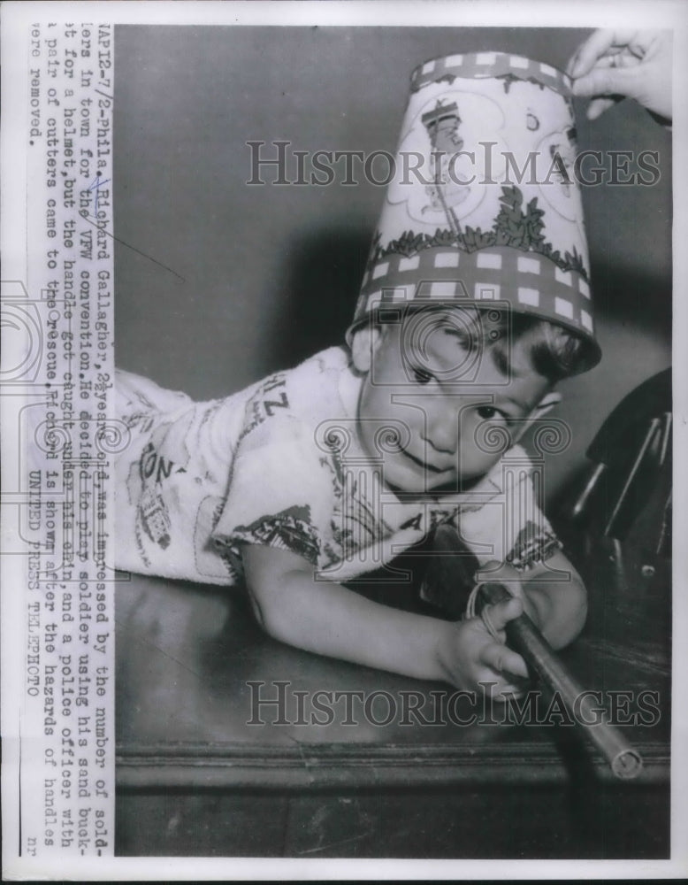 1954 Press Photo Richard Gallagher, 2, impressed by soldiers in town of P.A.- Historic Images