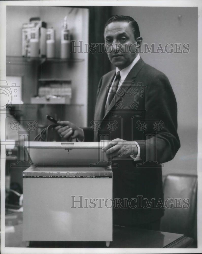 1962 Press Photo Otto Bernz Co. Inc. Pres. S. J. Reich and portable refrigerator