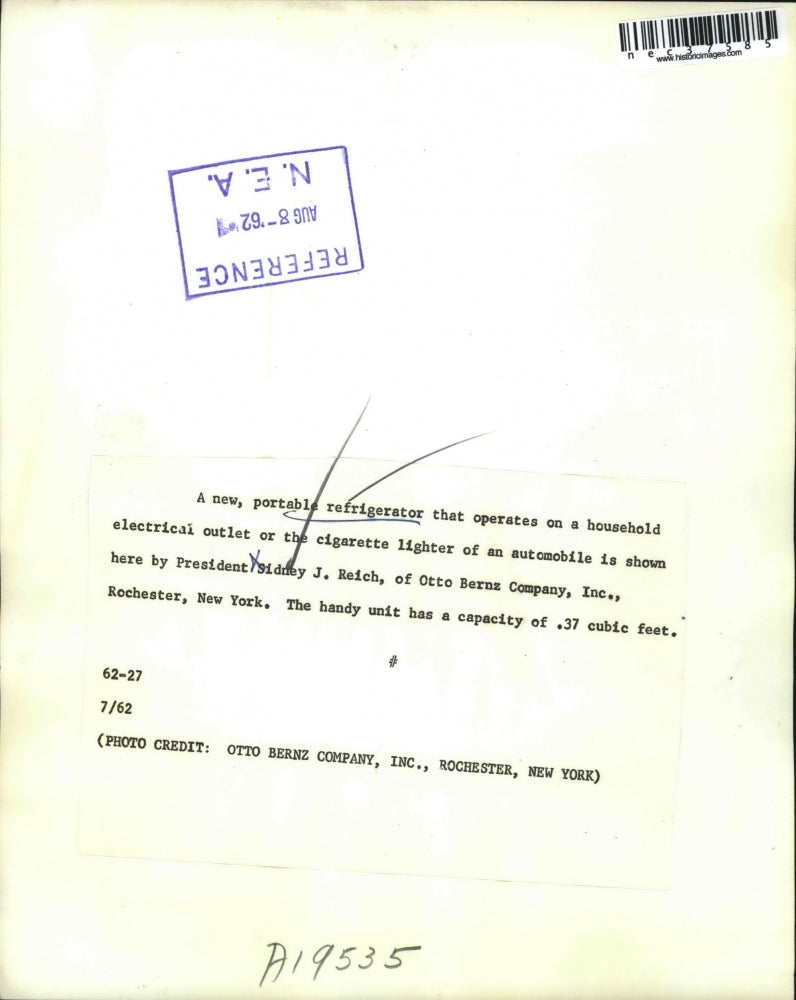 1962 Press Photo Otto Bernz Co. Inc. Pres. S. J. Reich and portable refrigerator