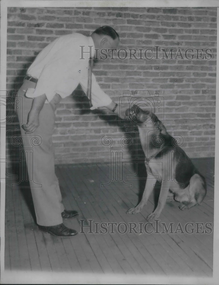 1934 Press Photo E.O. mill teaching his German Shephard dog tricks