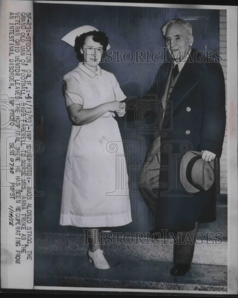 Load image into Gallery viewer, 1953 Press Photo Amos Alonzo Stagg and Nurse Anna Truke
