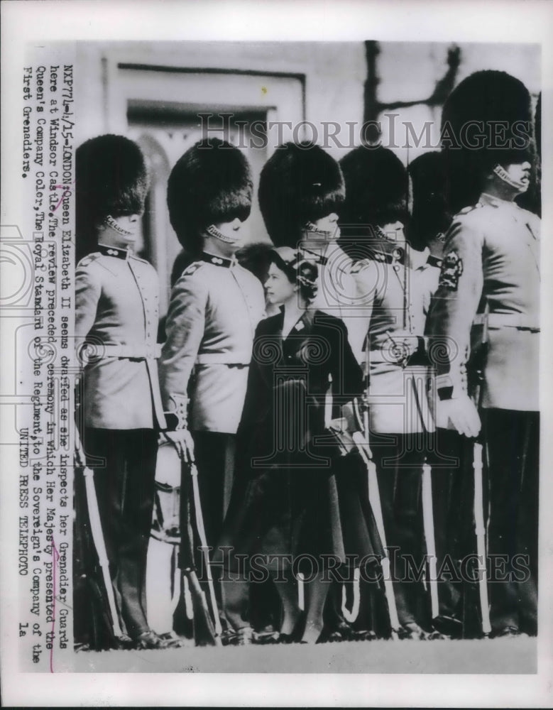 1953 Press Photo Queen Elizabeth II Inspecting Gradier Guards- Historic Images