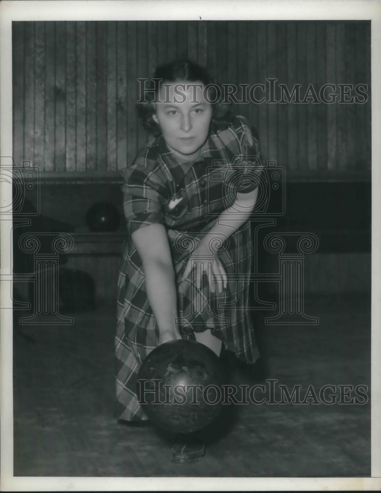 1940 Press Photo A woman at a bowling alley delivers her ball