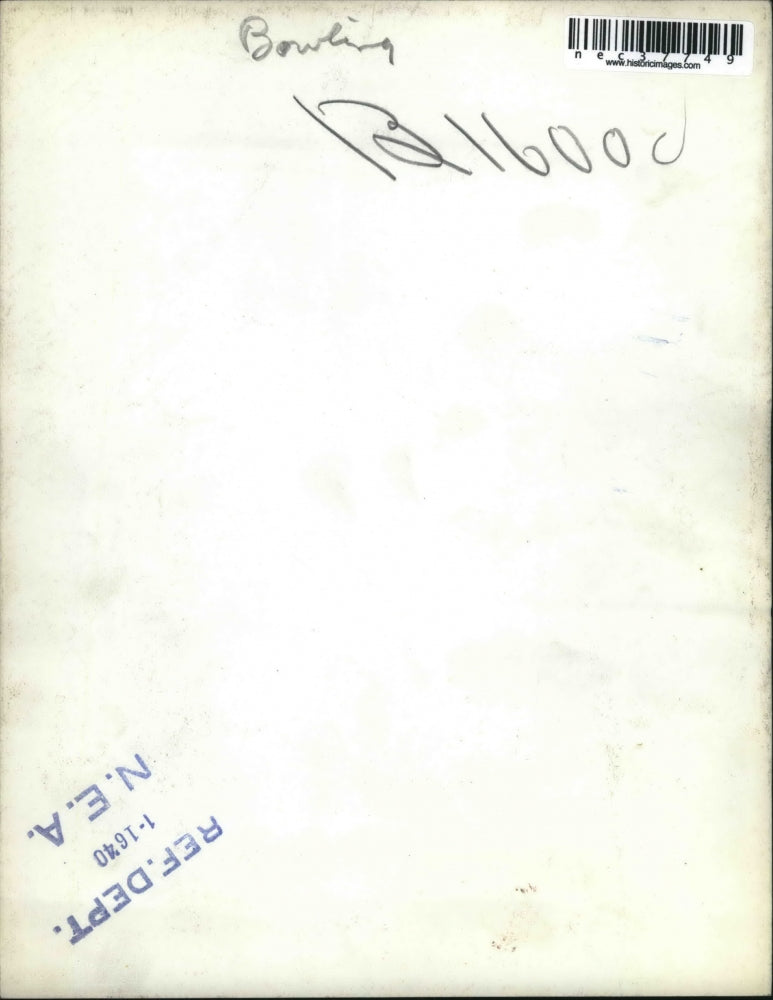 1940 Press Photo A woman at a bowling alley delivers her ball