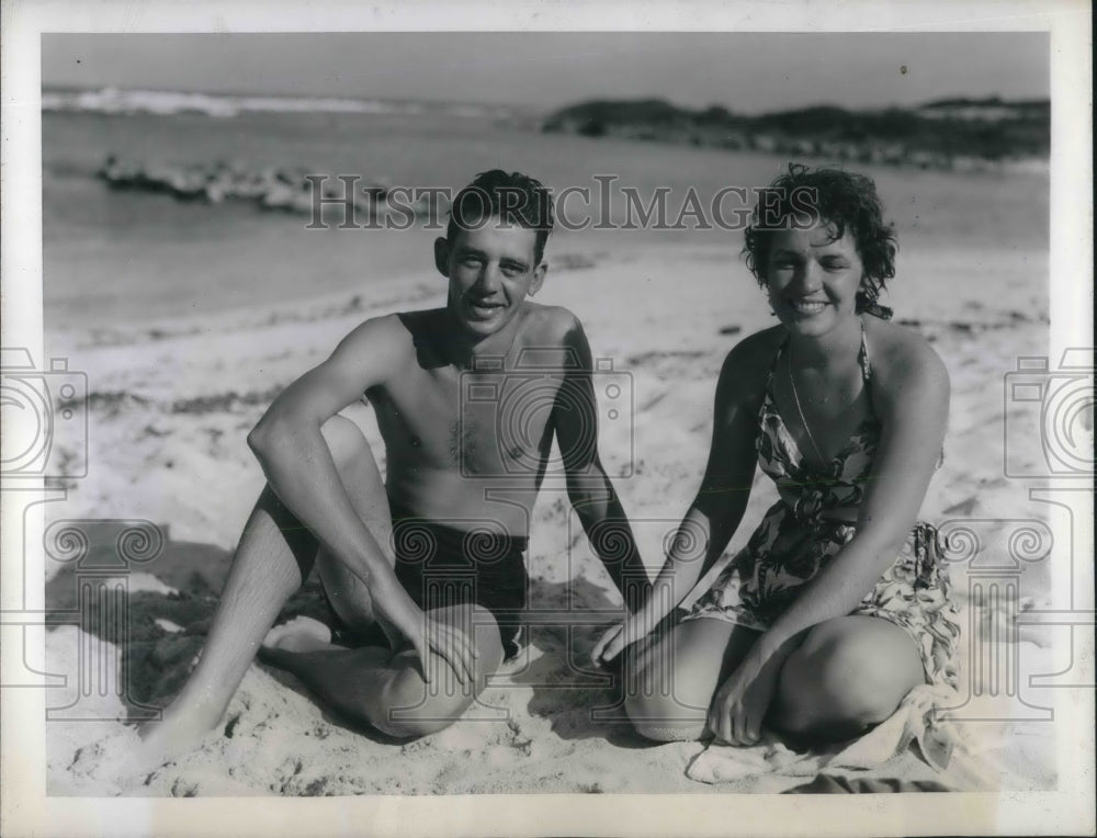 1945 Press Photo Lt. Daniel Decker, Lt. Aileen Hayes Flushing NY at Beach