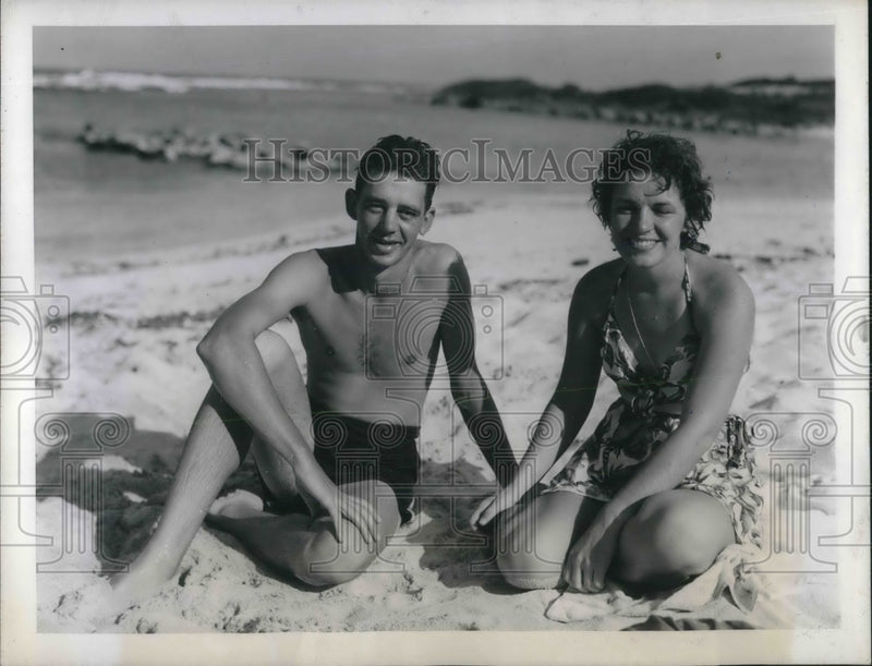 Load image into Gallery viewer, 1945 Press Photo Lt. Daniel Decker, Lt. Aileen Hayes Flushing NY at Beach
