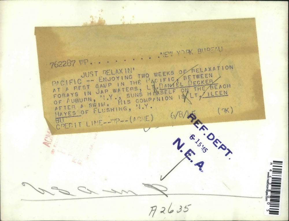 1945 Press Photo Lt. Daniel Decker, Lt. Aileen Hayes Flushing NY at Beach