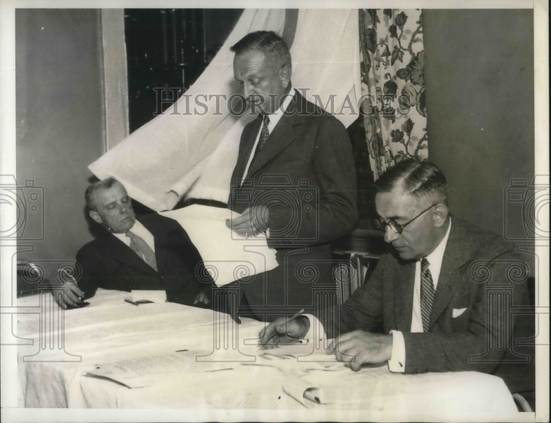 Load image into Gallery viewer, 1932 Press Photo board members seek reduction of city salaries in NY - nec38016
