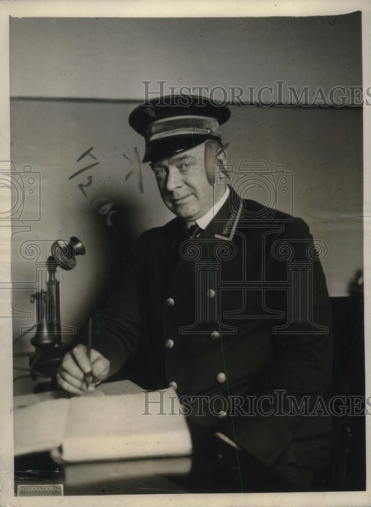 Load image into Gallery viewer, 1919 Press Photo Janitors in Big NY Offices Make More Money than Bank Presidents
