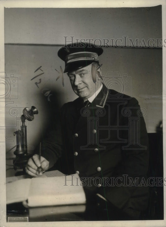 1919 Press Photo Janitors in Big NY Offices Make More Money than Bank Presidents