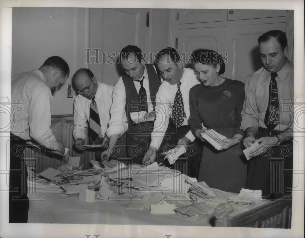 1949 Press Photo Utility works count the ballots in a room at a new yorker hotel