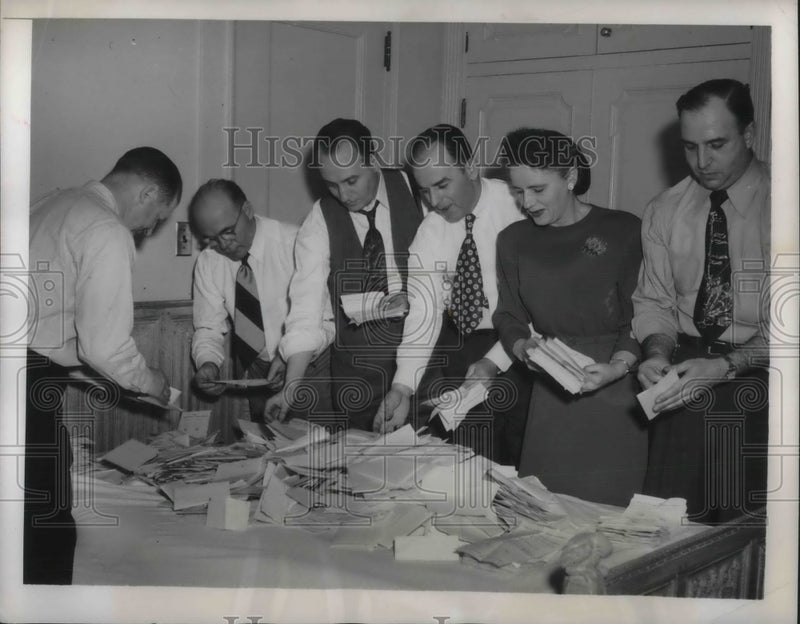 Load image into Gallery viewer, 1949 Press Photo Utility works count the ballots in a room at a new yorker hotel
