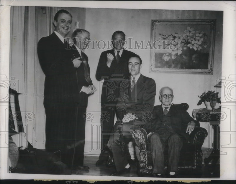 Load image into Gallery viewer, 1946 Press Photo British Ambassador Visits Iowa Farm, Walter Bell, Ward Barnes
