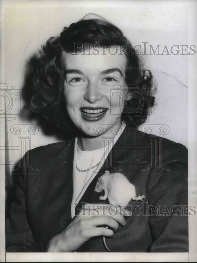 1944 Press Photo Helen Mcgoldrick ,wears her pet mouse complete with pink eyes