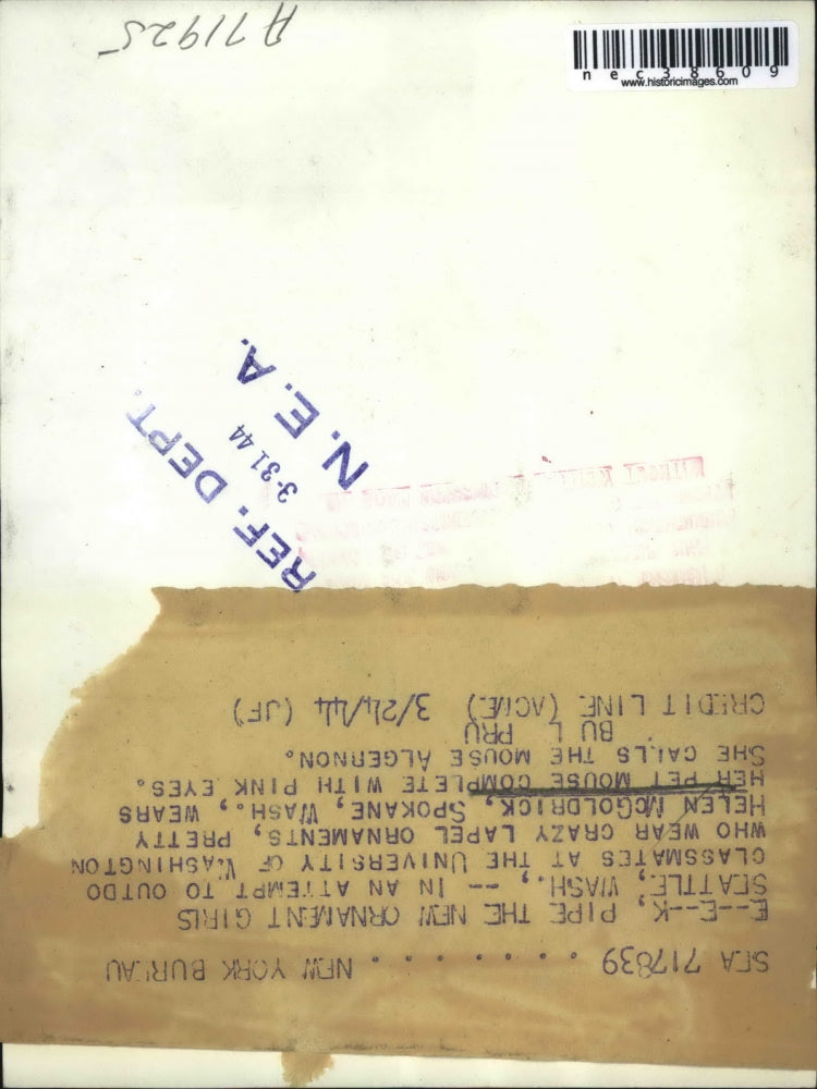 1944 Press Photo Helen Mcgoldrick ,wears her pet mouse complete with pink eyes