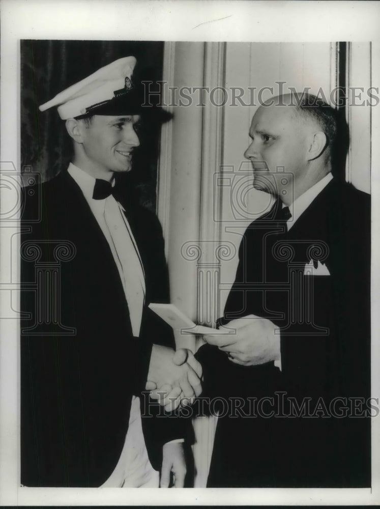 1939 Press Photo San Francisco medal for Fred Richardson by Frank Rennie Jr.