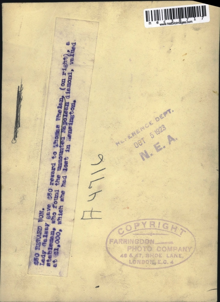 Load image into Gallery viewer, 1923 Press Photo Lady Galway gave 50 reward to Thomas Whelan for finding diamond
