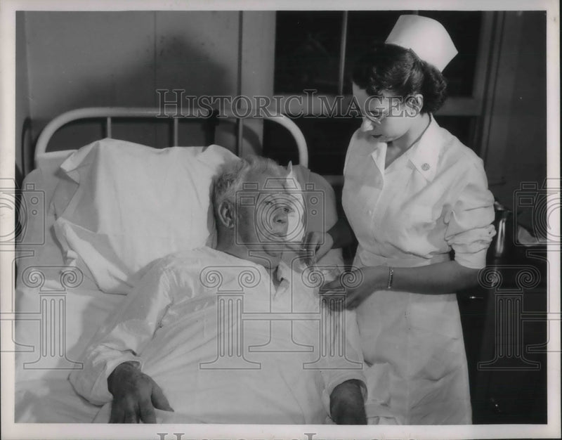 Load image into Gallery viewer, 1951 Press Photo Dr John Merrick &amp; a nurse caring for him - nec38812
