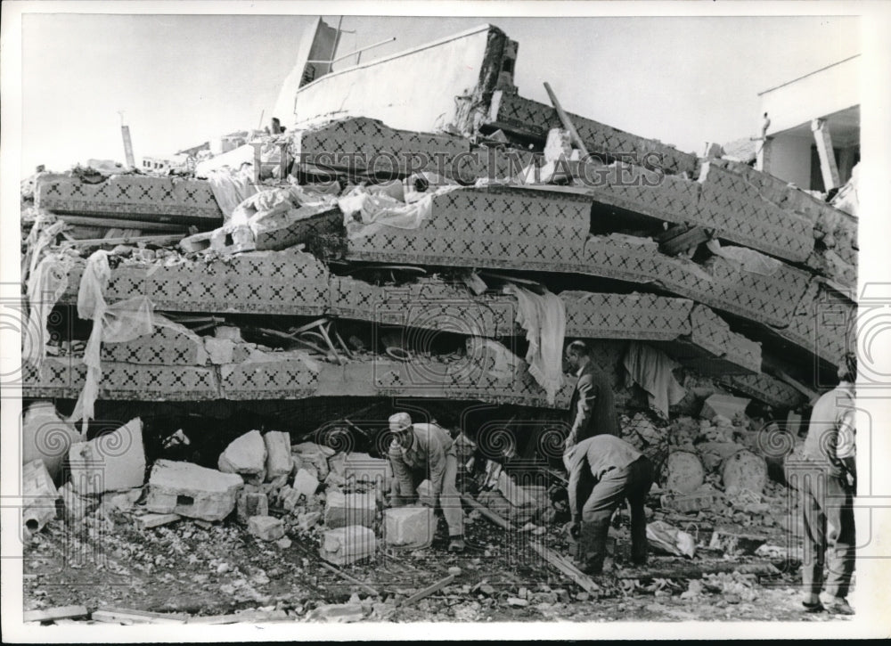 1967 Press Photo Adapazari, Turkey rescue work at earthquake zone - nec38894