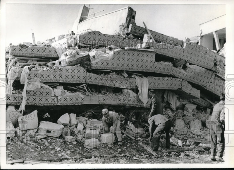 Load image into Gallery viewer, 1967 Press Photo Adapazari, Turkey rescue work at earthquake zone - nec38894
