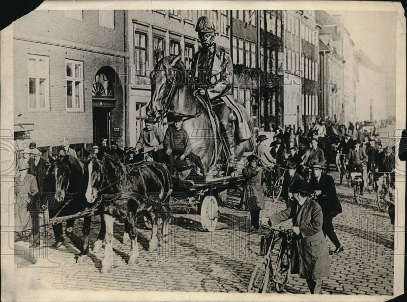 Load image into Gallery viewer, 1930 Press Photo King Christian IX of Denmark Castle of Christioneborg
