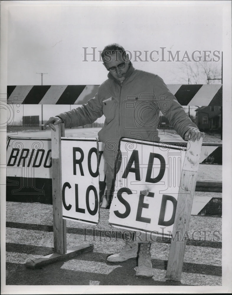 Load image into Gallery viewer, 1954 Press Photo David Davies, state highway department, fixing the broken sign
