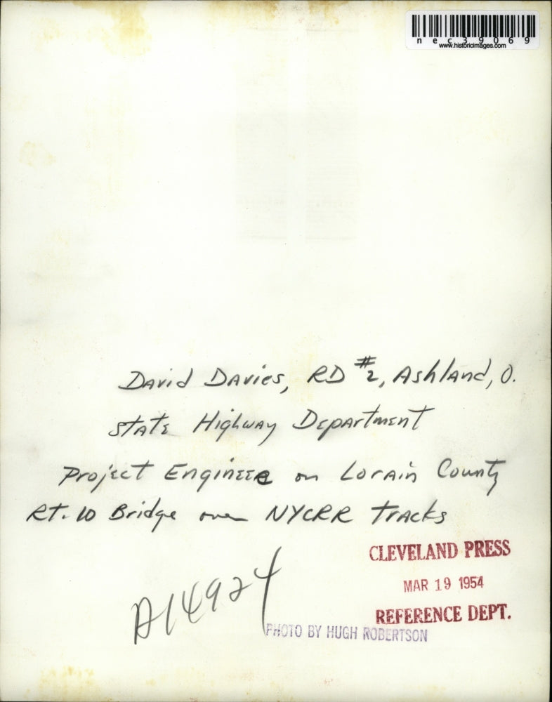 1954 Press Photo David Davies, state highway department, fixing the broken sign