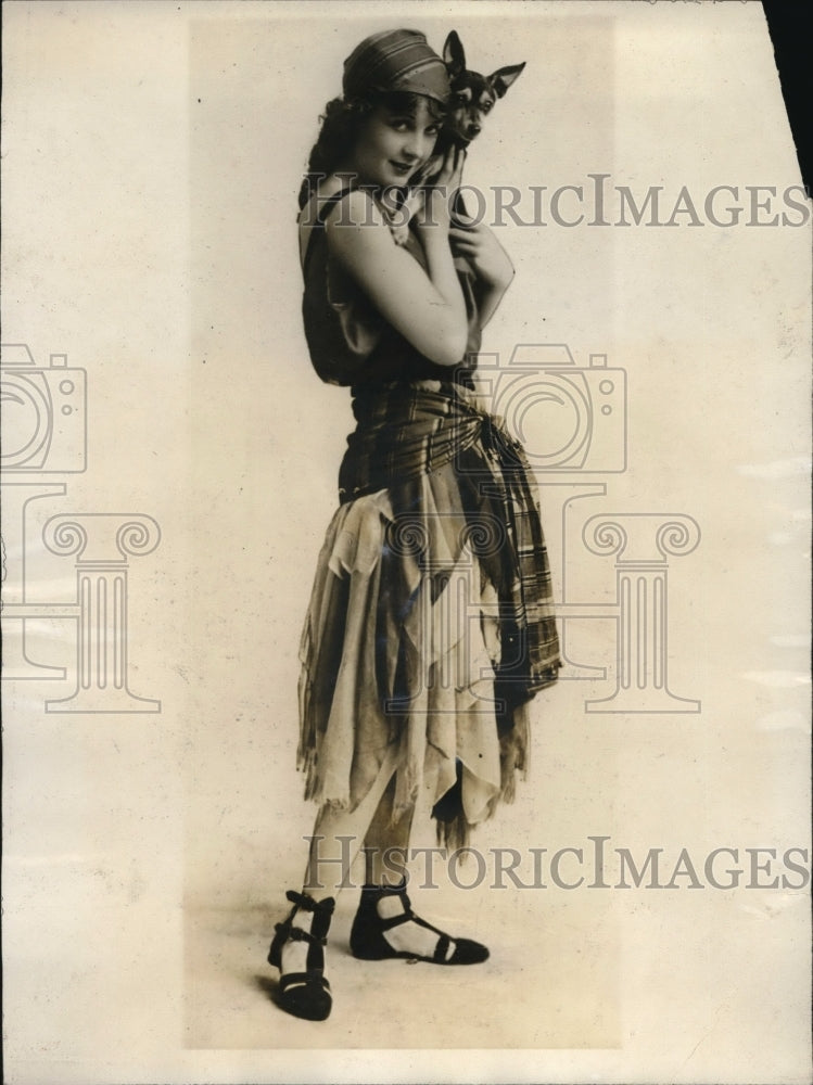 1926 Press Photo Mrs. Gertrude Dolan Whitmore, was given many gifts by a prince.