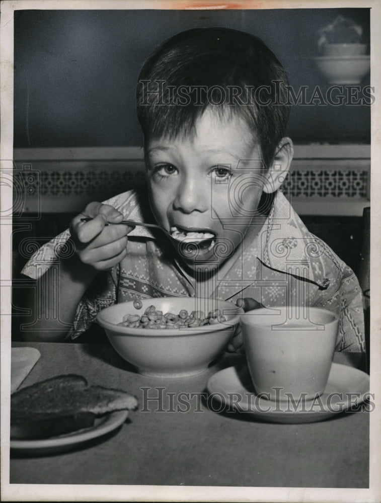 1955 Press Photo young Boy Billy Muoray enjoys his breakfast