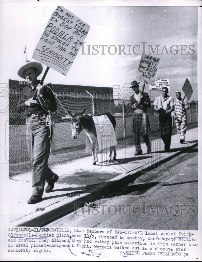 1956 Press Photo Doranville, Ga UAW-AFL pickets at Buick Oldsmobile Pontiac