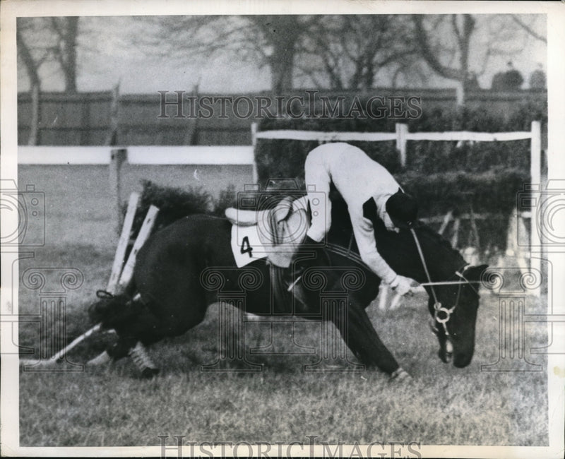 Load image into Gallery viewer, 1949 Press Photo Jockey EC Taylor on His Mount "Stardom" - nec39237
