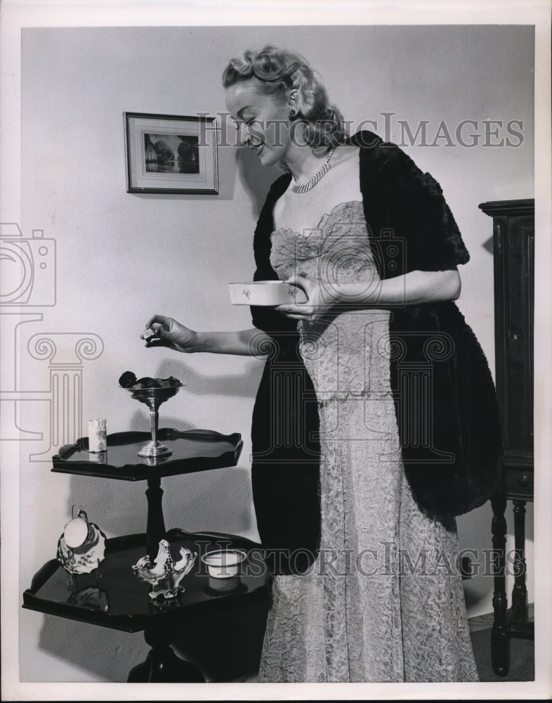 Press Photo Fur stole - nec39401