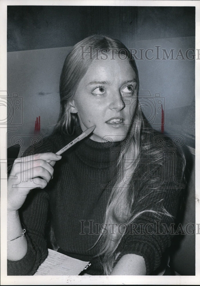 Load image into Gallery viewer, 1971 Press Photo Kent Student Sally Ferguson - nec39415
