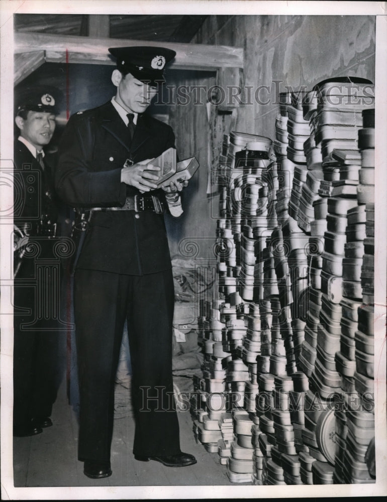 1951 Press Photo Tokyo Policeman Japanese - nec39429