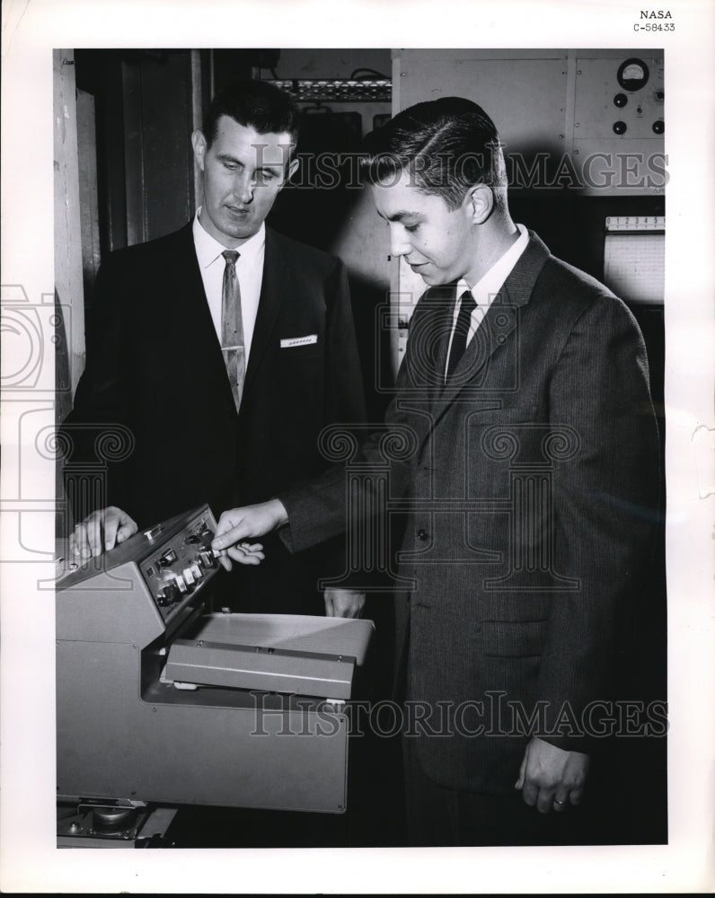 1961 Press Photo Wallace F. Stewart Waco Texas Richard Folcyn Engineers Research