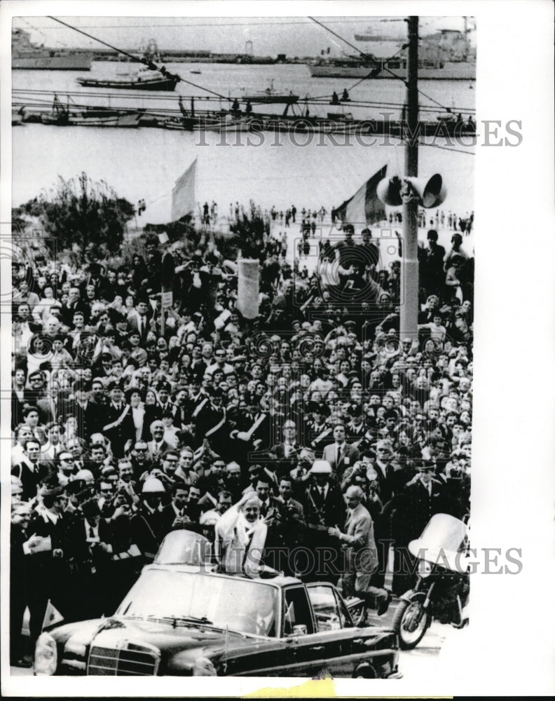 1970 Press Photo Pop Paul VI stands in open automobile and blesses crowd.