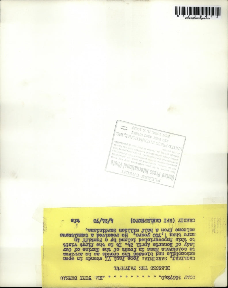 1970 Press Photo Pop Paul VI stands in open automobile and blesses crowd.