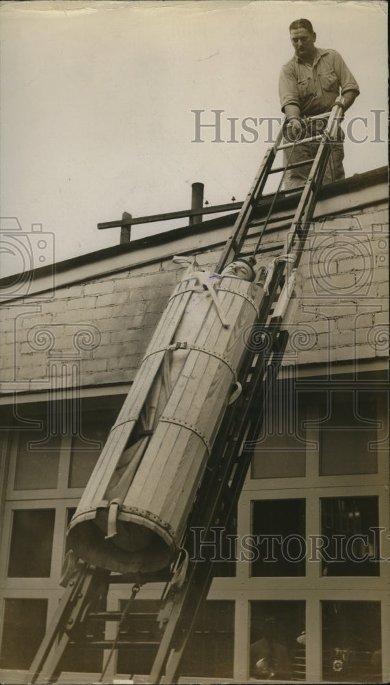 1941 Press Photo Fireman Wallace Hozer Demonstrating New Rescue Carriage