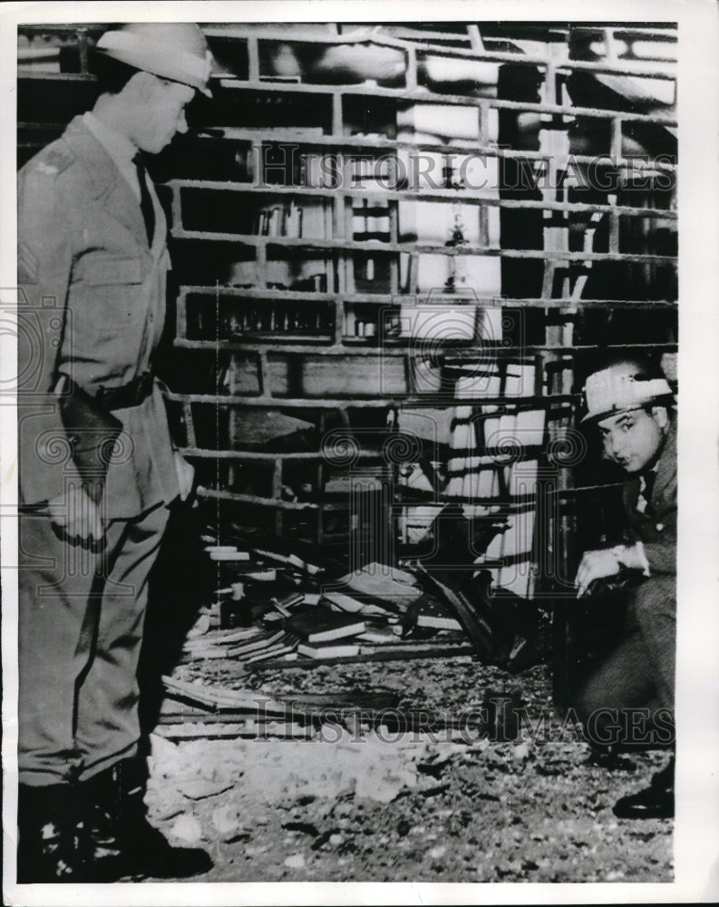 1968 Press Photo Sao Paulo, Be=razil police inspect bomb damage at US Info Serv- Historic Images