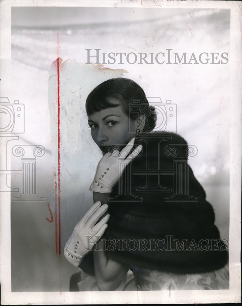 1955 Press Photo Woman Wears French Glace Gloves