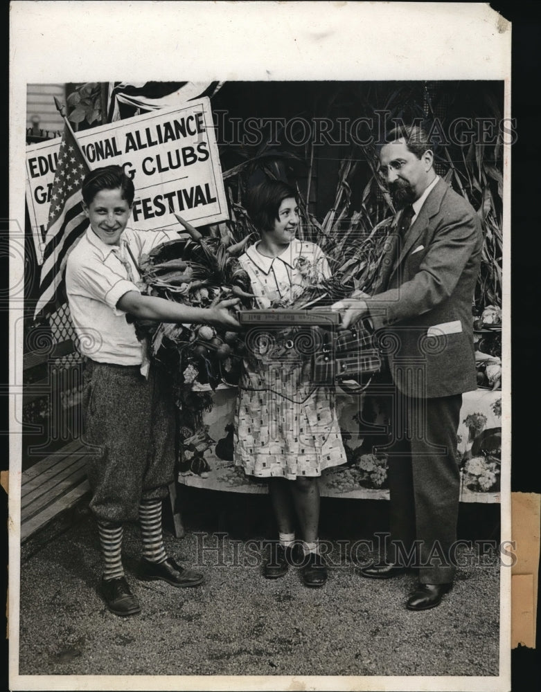 Load image into Gallery viewer, 1931 Press Photo Dr. Henry Fleisman with Louis Lakin and Esther Friedman
