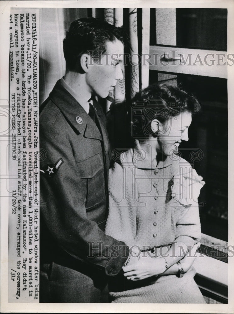 Load image into Gallery viewer, 1952 Press Photo Mr. &amp; Mrs. John Tovani Look Out Of Their Hotel Window
