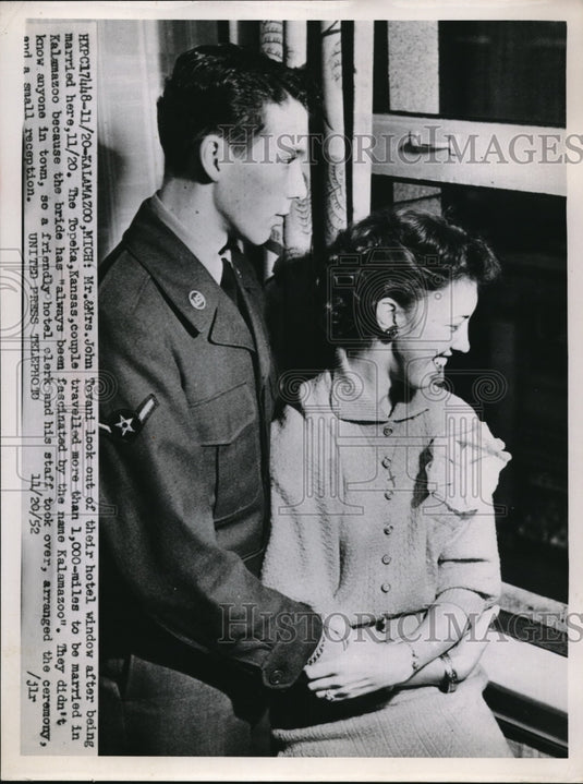 1952 Press Photo Mr. & Mrs. John Tovani Look Out Of Their Hotel Window