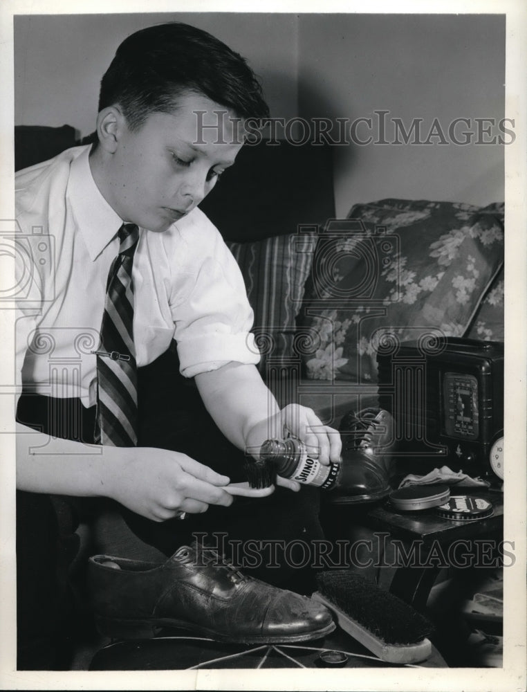 1943 Press Photo Shoes Purchase Limited Purchase In Poland- Historic Images